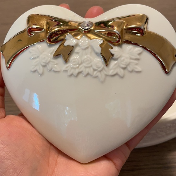 Porcelain musical jewelry box by Mikasa 🎶 - Picture 8 of 12